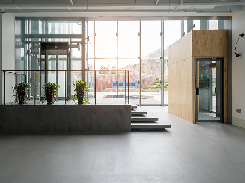 Glass wall to the outside letting bright daylight in.